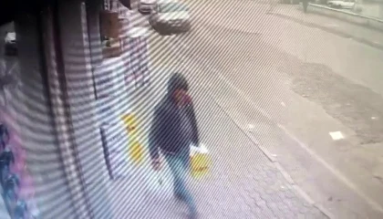 Marketin önündeki sıvı yağ kolisini çalan şahsın o anları kamerada