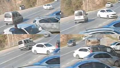 Mersinde 6 kişinin içinde olduğu araç devrildi