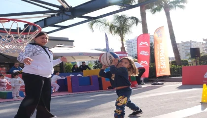 Mersinde çocuklar AVMde sporla buluştu
