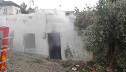 Mersinde ev yangını: Bir ev kullanılamaz hale geldi