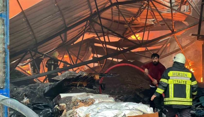 Mersinde plastik ham madde deposunda yangın: Çok sayıda itfaiye ekibi müdahale ediyor