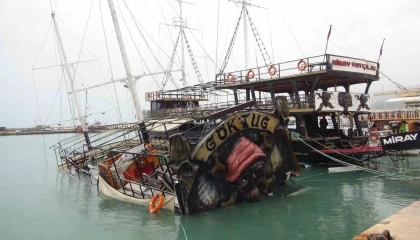 Mersinde şiddetli yağış ve fırtına gezi teknesini batırdı