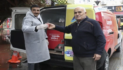 Mersinde vatandaşlara soğuk havada kaynar ikramı