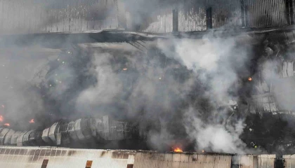 Mersindeki plastik ham madde deposunda çıkan yangın kontrol altına alındı