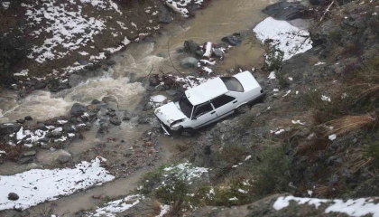 Hatay'da Metrelerce yüksekten dereye uçan otomobilden kendini atarak kurtardı