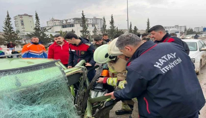 Minibüsle çarpışan otomobil hurdaya döndü: 1i ağır 5 yaralı