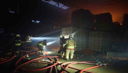 Narenciye paketleme fabrikası alevlere teslim oldu: 60 işçi tahliye edildi, 1 işçi öldü