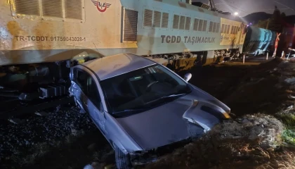 Osmaniyede hemzemin geçitte tren ile otomobil çarpıştı