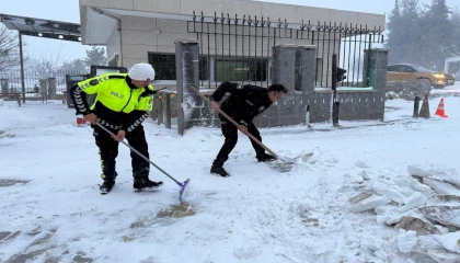 Osmaniyede polisler kürek aldı, vatandaşın yolunu açtı