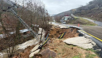 Osmaniyede şiddetli yağışla birlikte yolda göçük yaşandı