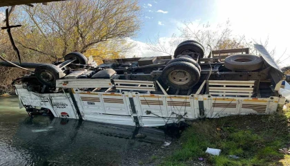 Osmaniyede turp yüklü kamyon dereye devrildi