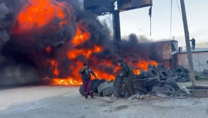 Oto lastikçide yangın: D-400ü kara dumanlar kapladı