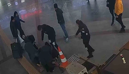 Otogarda bir anda yere yığılan kadına güvenlikten hayat kurtaran müdahale