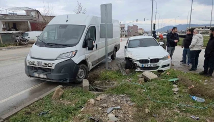 Otomobil ile minibüsün çarpıştığı kaza kamerada