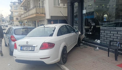 Otomobil kuaför dükkanına daldı: Çalışanlar kaçtı, müşteri fotoğraf çekti