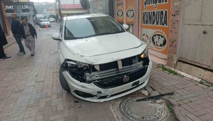 Otomobille motosikletin çarpışma anı kamerada: 1 yaralı