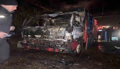 Park halindeyken yanan kamyonet kullanılamaz hale geldi