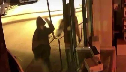 Parke taşıyla camları kırıp hırsızlık yaptılar: O anlar kamerada