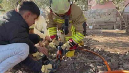Hatay'da Zincire Sıkışan Köpeğe İtfaiye Müdahalesi