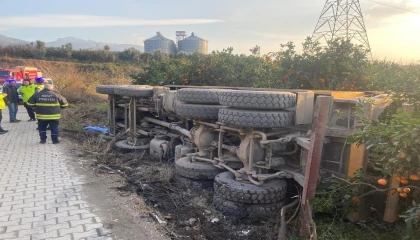 Hatay'da Kamyon Devrildi, Sürücü Yaralandı