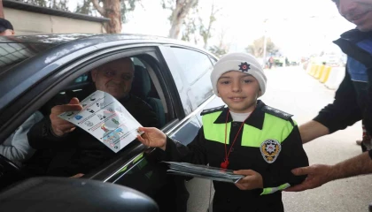 Polis ve jandarma kamuflajı ile denetim yapan depremzede çocuklar yürekleri ısıttı