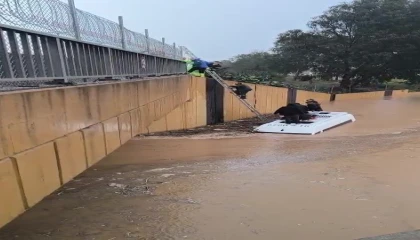 Sağanak yağmura servis aracında yakalananlar merdivenle kurtarıldı