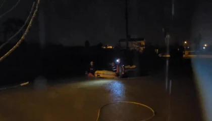 Sağanak yağmurun etkili olduğu Antalyada mahsur kalan vatandaşlar botlarla kurtarıldı