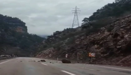 Saimbeylide yağışlar sonrası yola yine kaya düştü