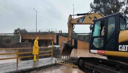 Sel suları yükselince minibüsün üzerinde mahsur kalan vatandaşları belediye ekipleri kurtardı