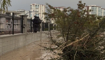 Selde kaldırım kayboldu, hastane duvarından yürüyerek geçti