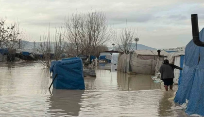 Selde mahsur kalan vatandaş kepçeyle kurtarıldı