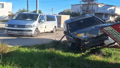 Serikte otomobil ile minibüs çarpıştı: 1 yaralı