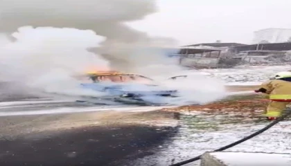 Seyir halindeki otomobil alev alev yandı