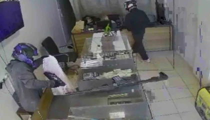 Silahlı 2 hırsız, 3 dakika içerisinde kuyumcuyu soydu... Korku dolu anlar kamerada