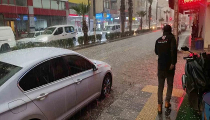 Silifkede dolu felaketi: Sokaklar beyaza büründü, tarım alanları zarar gördü
