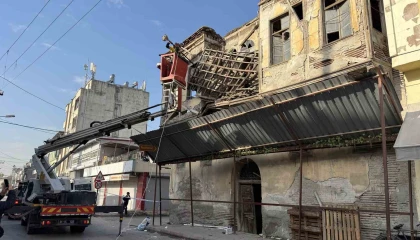 Tarihi binanın çatısı kısmen çöktü, ekipler çatıdaki tahtaları keserek önlem aldı