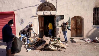 Tarsusta kötü koku şikayeti üzerine adrese giden ekipler, evden 28 kamyon atık çıkardı