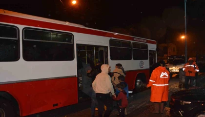 Tarsusta sağanak yağış sonrası selden etkilenen işçiler tahliye edildi