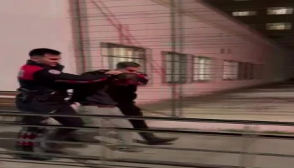 Tartıştığı arkadaşını tabancayla vurdu