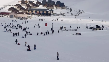 Tatille birlikte kayak merkezlerinde yoğunluk: Yedikuyularda kar keyfi