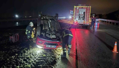 Ters dönen otomobildeki 2 kişi yaralandı