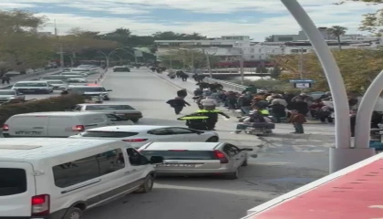 Ters yönden gelen motosiklete otomobil çarptı: 1 yaralı