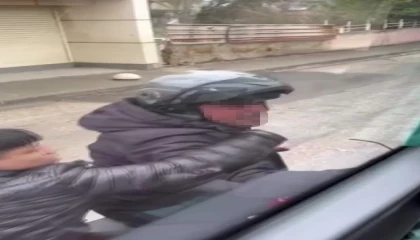 Trafikte tartıştığı servis aracının camını kaskıyla kırdı