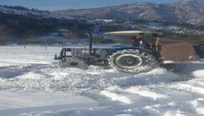 Traktörlerle tarlada kar drifti