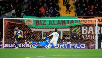 Trendyol Süper Lig: Alanyaspor: 2 - Fenerbahçe: 1 (İlk yarı)