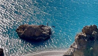 Türkiye kar tatilindeyken Antalyada öğrenciler deniz keyfi yaptı