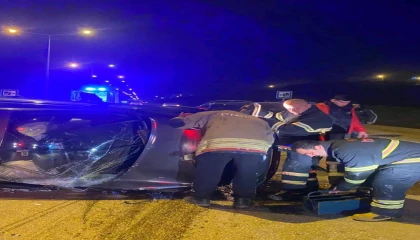 Vidanjöre çarparak devrilen otomobilin sürücüsü yaralandı