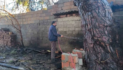 Yangının eve sıçramaması için alevlere hortumlarla müdahale ettiler