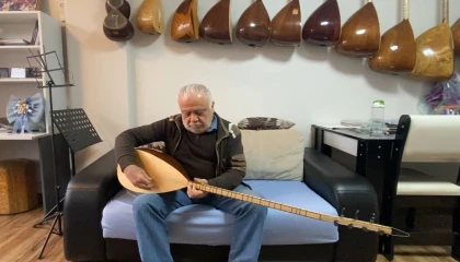 Yarım asırdır bağlamaya şekil veriyor, şimdi mesleğini çocuklarıyla sürdürüyor