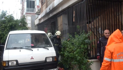 Yaşlı adamı komşuları evden çıkardı, yangın ucuz atlatıldı